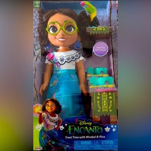 Disney Encanto Treat time with Maribel y pico